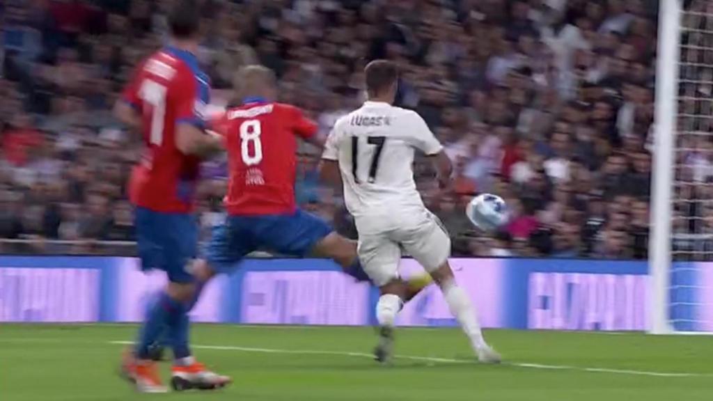 Penalti no pitado sobre Lucas Vázquez