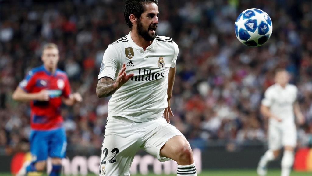 Isco Alarcón intenta controlar un balón en su partido ante el Viktoria Plzen