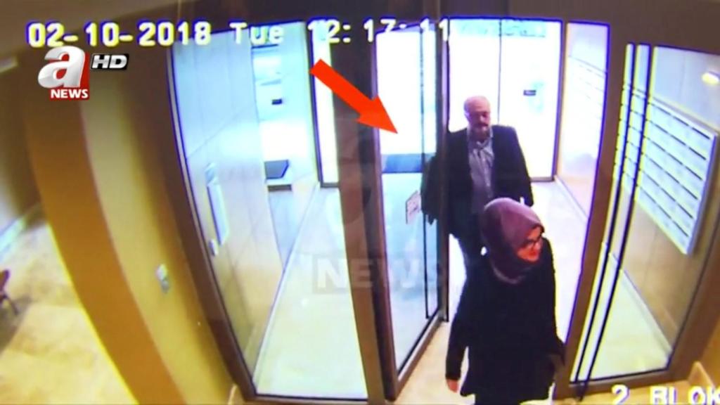 Jamal Khashoggi junto a su prometida el 2 de octubre, día del asesinato.