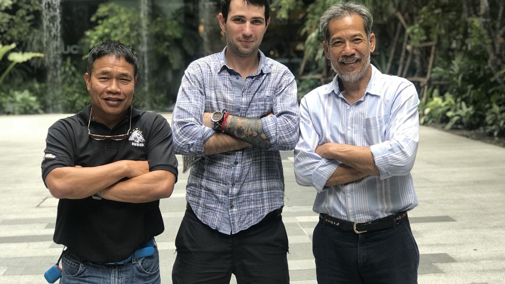 Fernando Raigal junto a dos de sus compañeros en el rescate de la cueva.