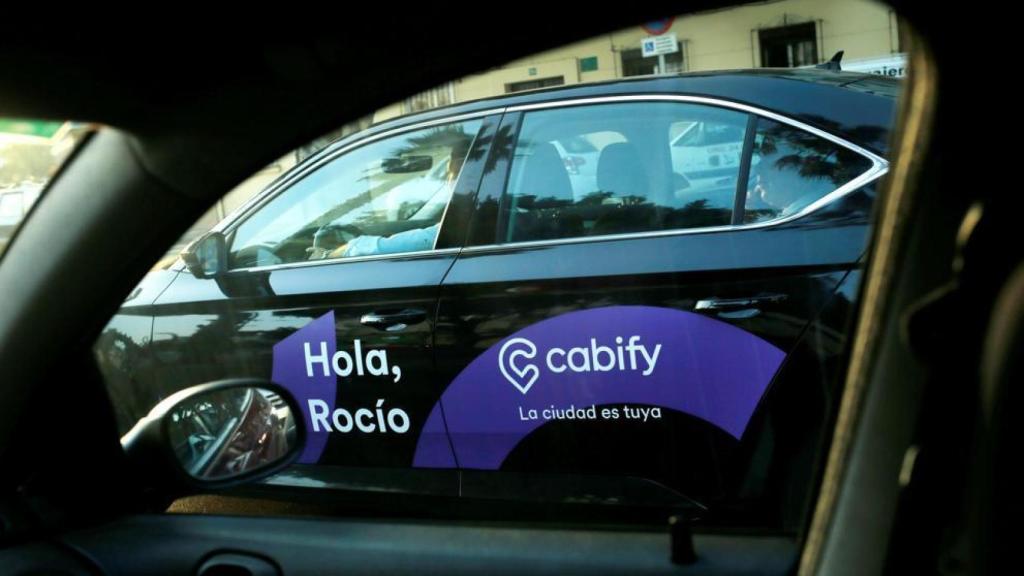 Coches de VTC en una imagen de archivos en las calles de Barcelona.