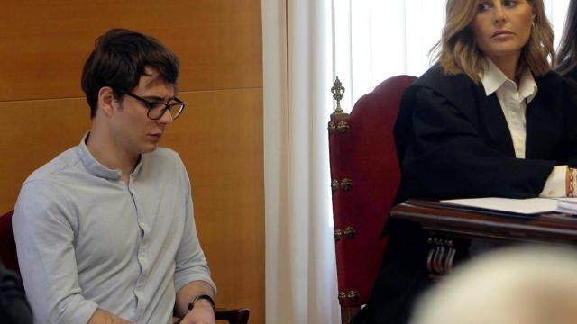 Nogueira, esposado a la silla en la sala del juicio por el cuádruple crimen.