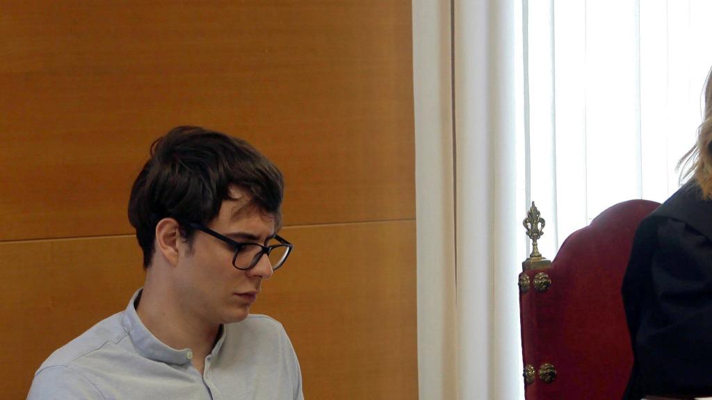 Nogueira, en la sala del juicio. Junto a él, su abogada, Bárbara Royo.