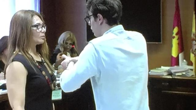 Nogueira, representando con la intérprete (a petición de su abogada) el momento en que asesinó a Janaína.