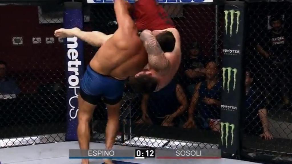 Espino lanza a Ben Sosoli al final del primer asalto.