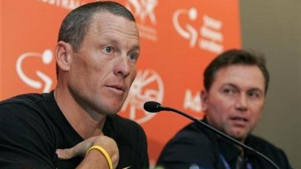 Armstrong, junto a Bruyneel.