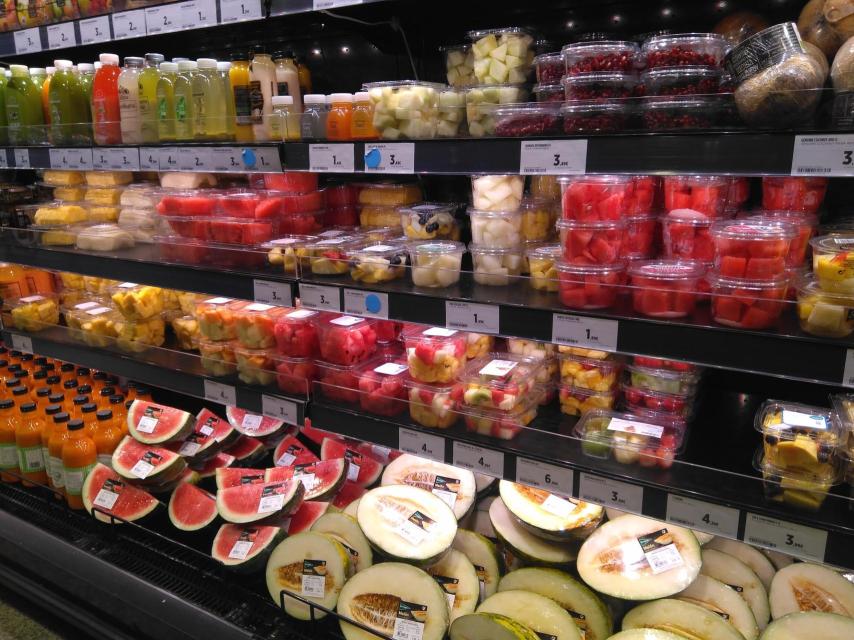 Stand de frutas cortadas