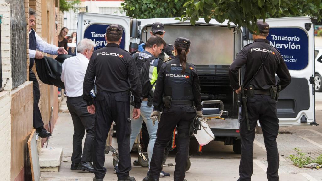 Operarios trasladan el cuerpo de Fátima, que murió apuñalada en su casa de la barriada sevillana de Los Pajaritos