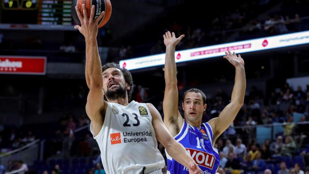 Llull anota una bandeja frente al Buducnost