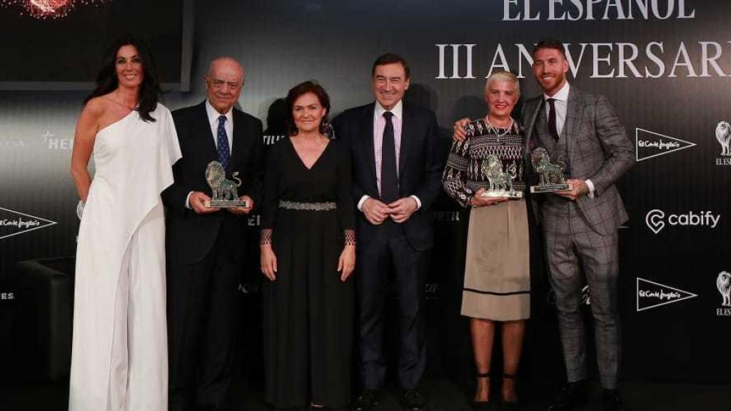 De  izquierda a derecha: Eva Fernández, consejera delegada de EL ESPAÑOL; Francisco González, presidente del BBVA; Carmen Calvo, vicepresidenta del Gobierno; Pedro J. Ramírez, director de EL ESPAÑOL;  Rosa María González, madre de Fernando Raigal; y Sergio Ramos, capitán del Real Madrid y de la selección española de fútbol.