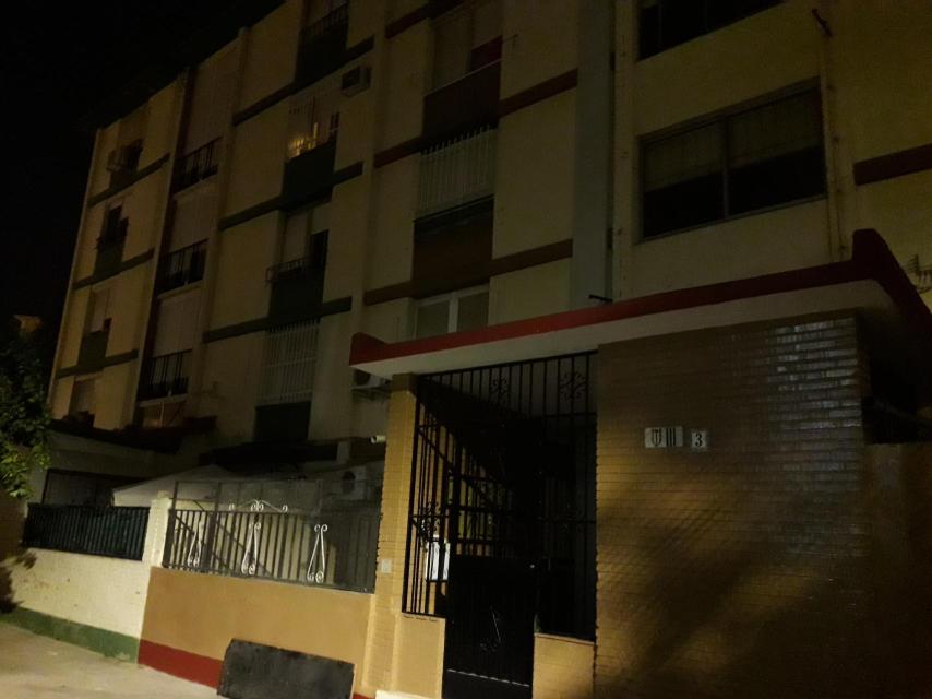 El bloque donde Enrique Román (vecino del segundo izquierda, en la ventana con barrotes blancos sobre el portal) degolló a su vecina y antigua novia, Fátima (vivía en el piso justo de arriba, el de la ventana abierta).