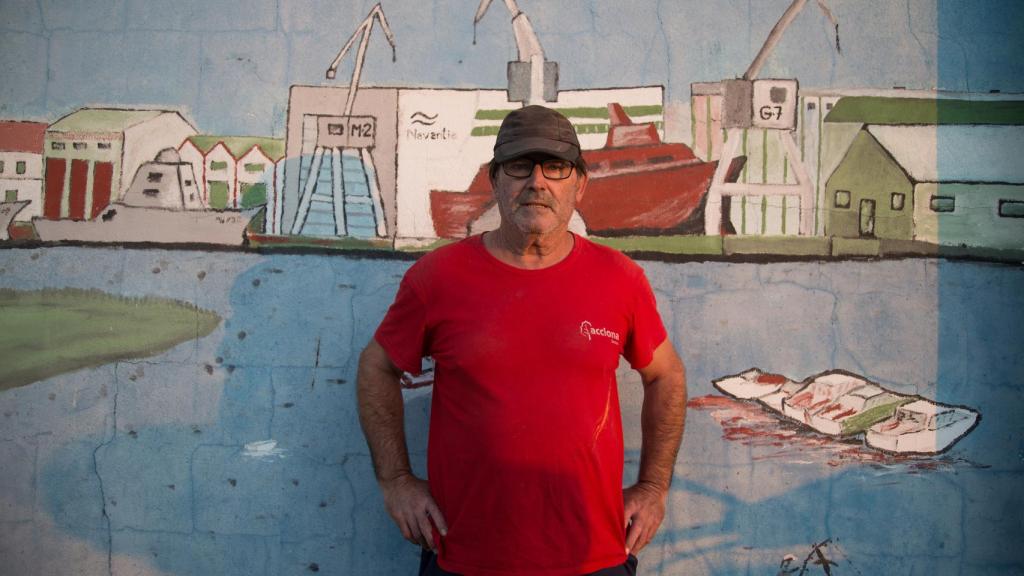 Diego Benítez al amanecer en el acceso de la factoría.