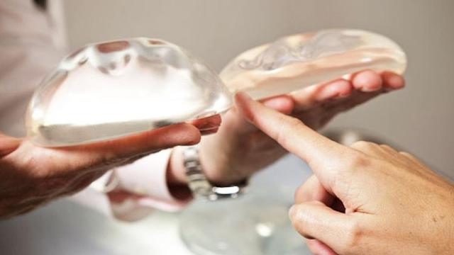 Unos implantes mamarios.