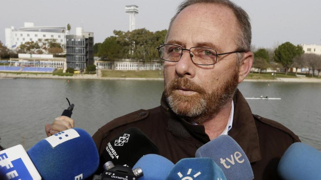 Antonio del Castillo, atendiendo a los medios de comunicación.