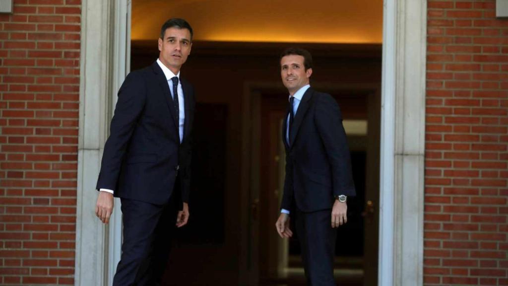 El presidente del Gobierno, Pedro Sánchez, con el líder de la oposición, Pablo Casado.