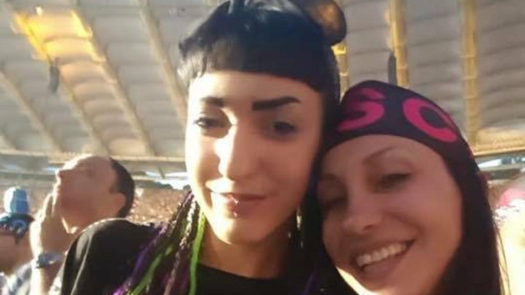 Desirée a la izquierda y su madre.