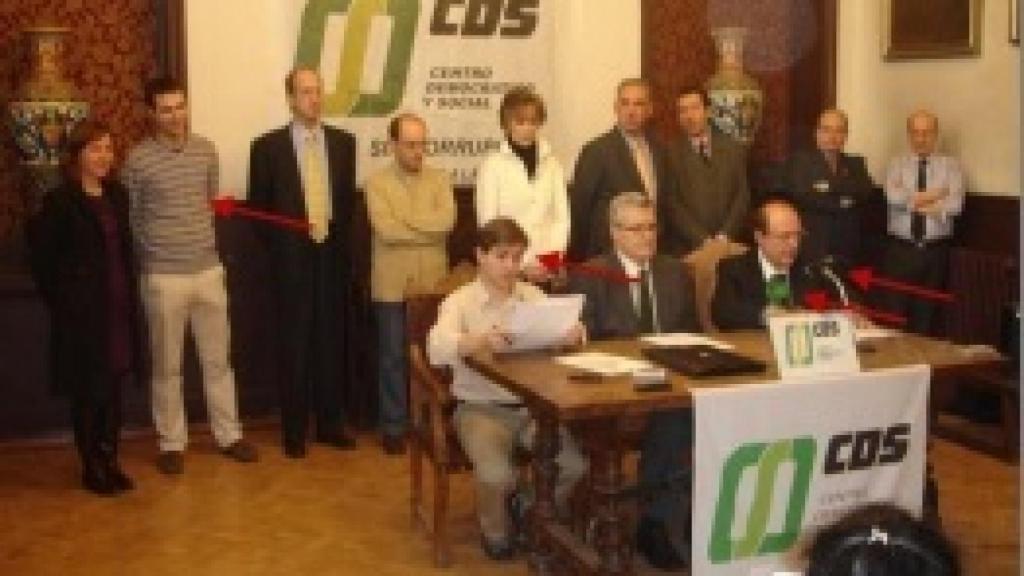 La foto de la entrevista que nunca existió fue tomada en la presentación del CDS. César aprovechó la presencia de un micro de Onda Cero