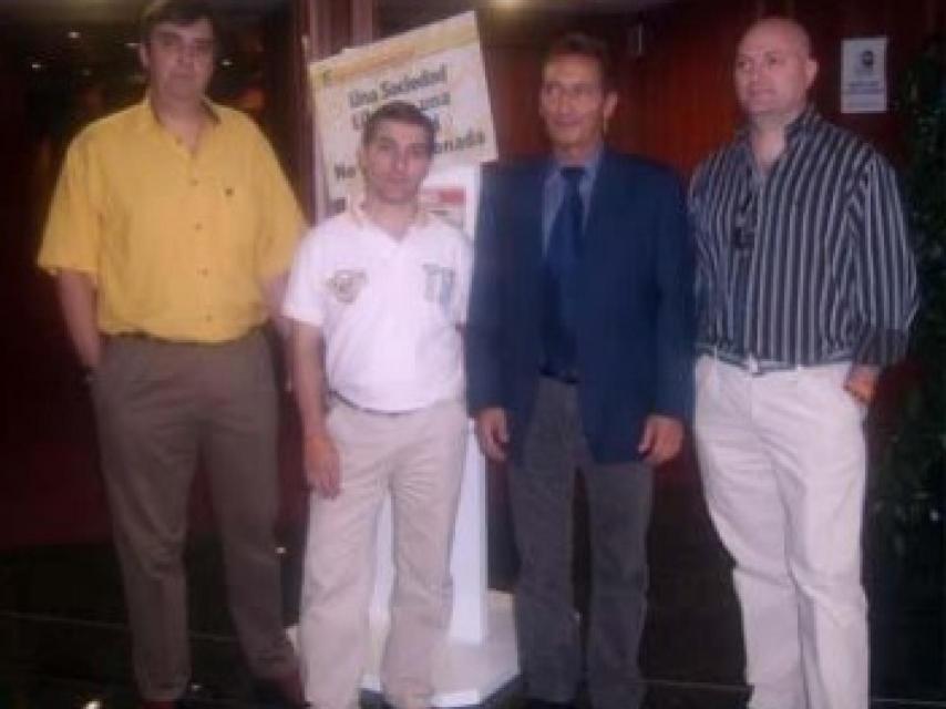 César (el más bajito) fundó un partido llamado El Centro del que fue expulsado