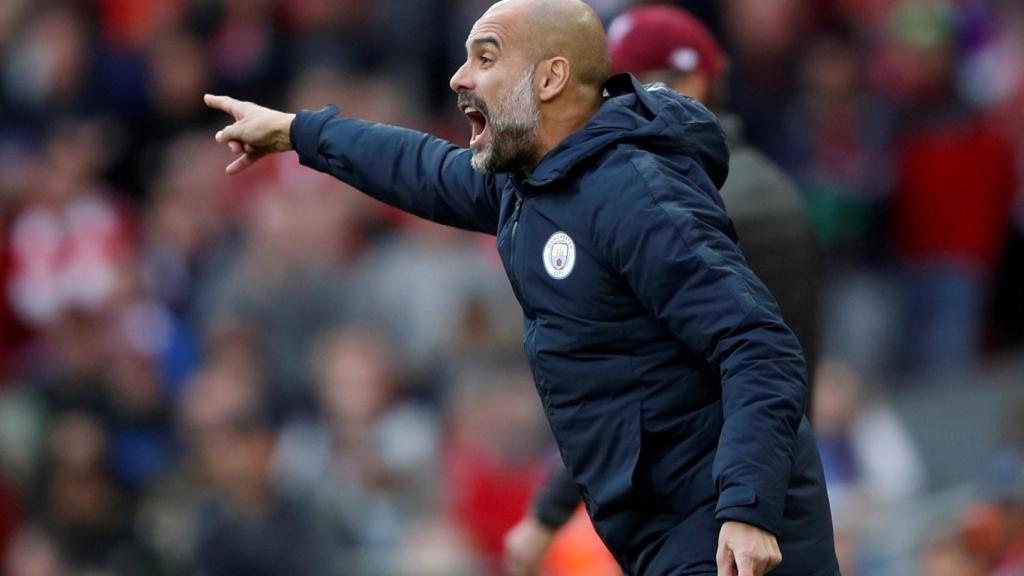 Guardiola dirigiendo un partido del Manchester City