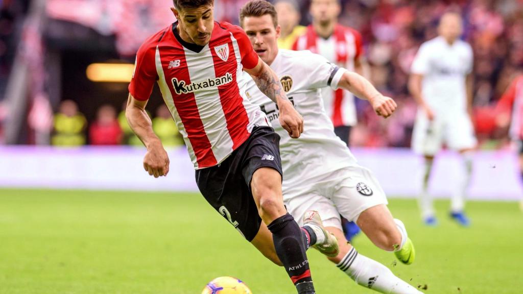 Yuri y Gameiro pelean por un balón