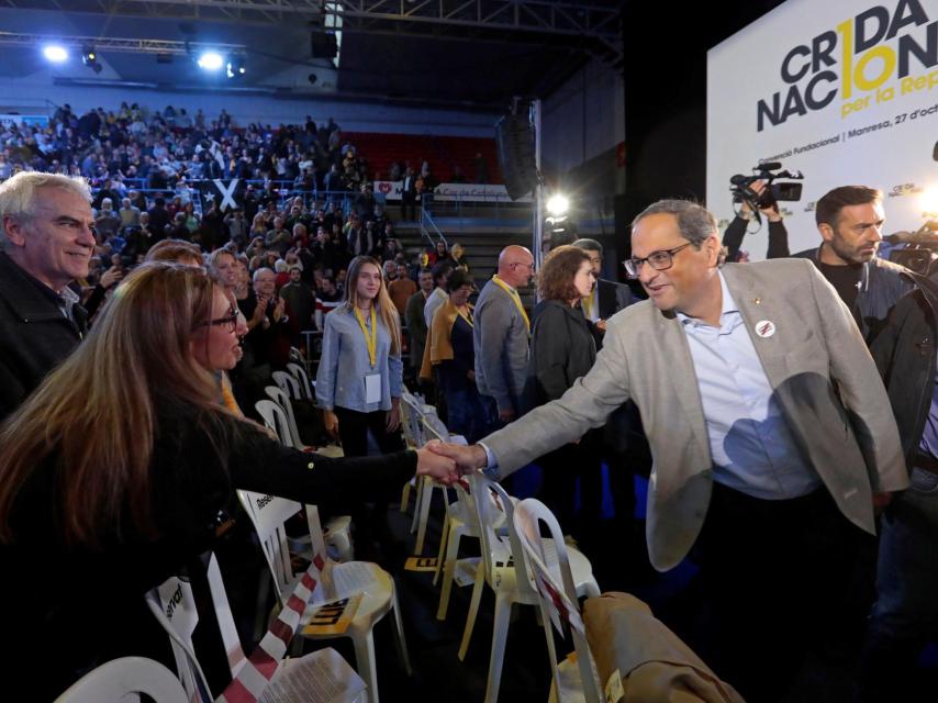 Quim Torra saluda a los asistentes a la puesta de largo de la Crida de Puigdemont, en Manresa.
