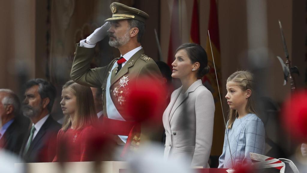 Leonor, a la derecha del padre en el desfile militar del día de la Fiesta Nacional.