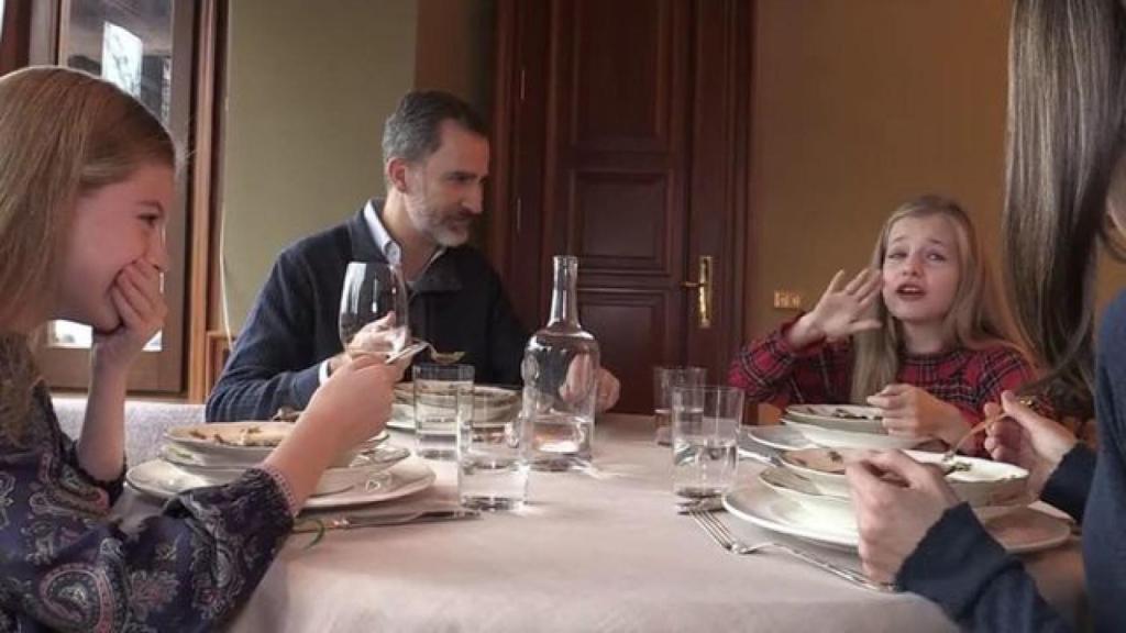 La princesa Leonor se quema con la sopita mientras su hermana Sofía se ríe.