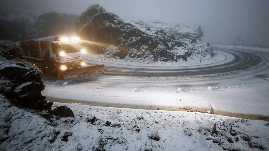 -Un camión quitanieves despeja la NA-137 en el puerto de Belagoa.