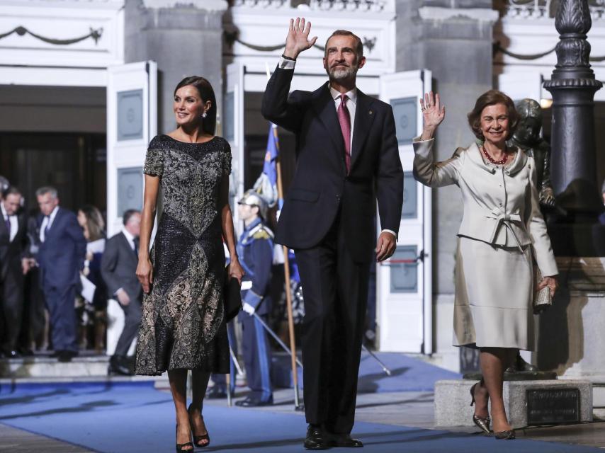 Los reyes y la emérita Sofía a la salida del Teatro Campoamor de Oviedo.