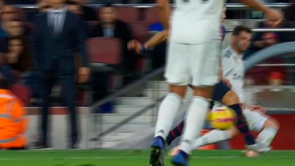 Dura entrada de Luis Suárez sobre Nacho que no fue sancionada