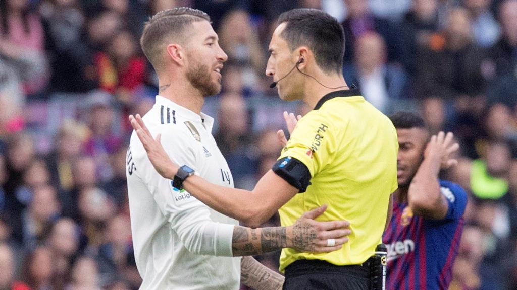 Sergio Ramos habla con el colegiado Sánchez Martínez