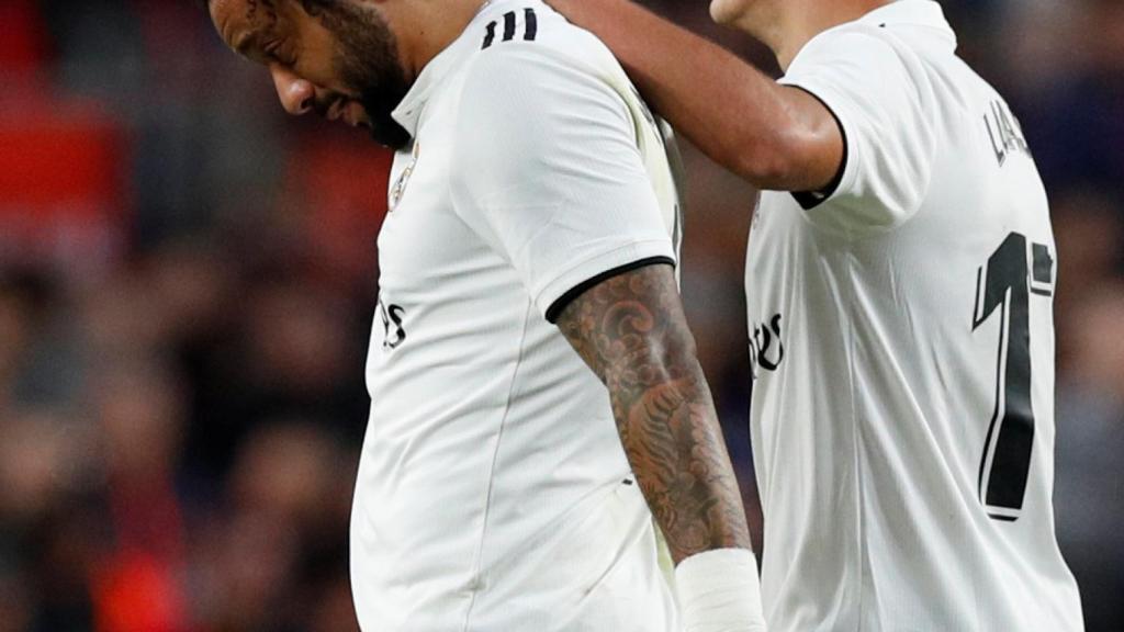 Lucas Vázquez consuela a Marcelo