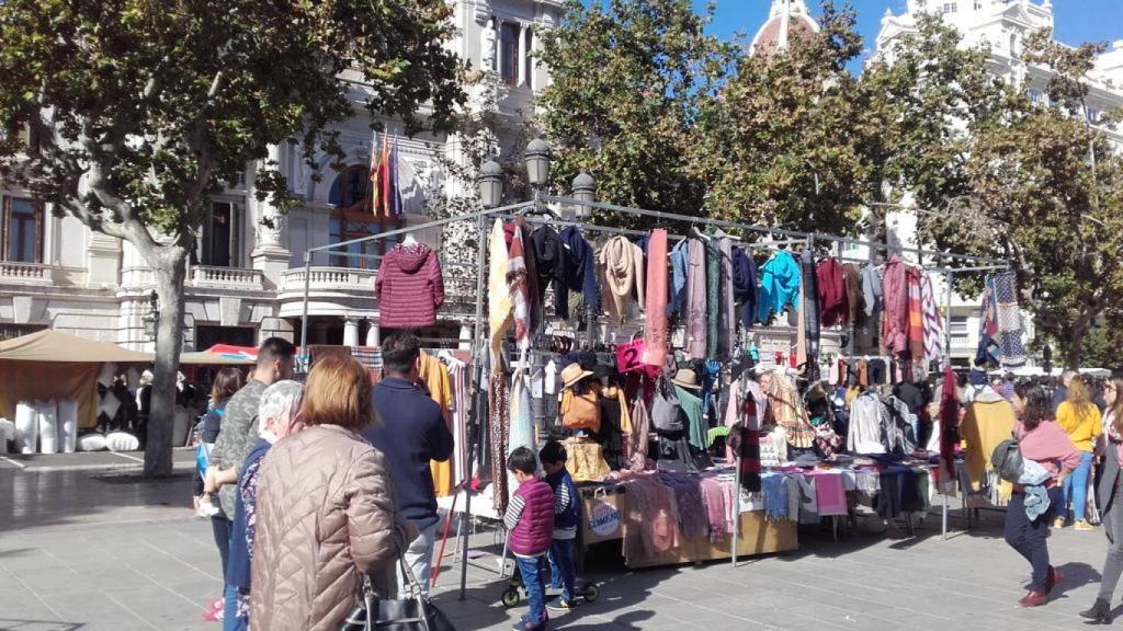 Mercadillo extraordinario en la plaza de Valencia, este domingo