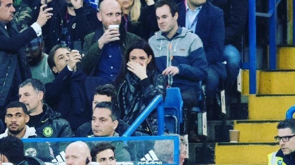 Elisabetta, llorando en la grada de Stamford Bridge.