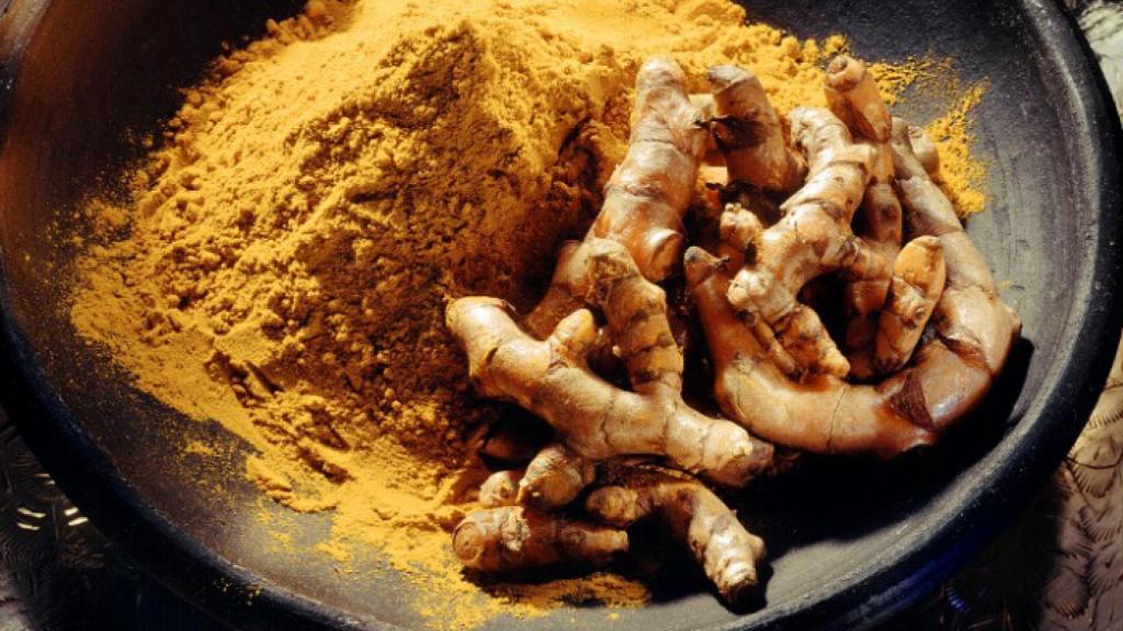 Cúrcuma en raíz y en polvo.