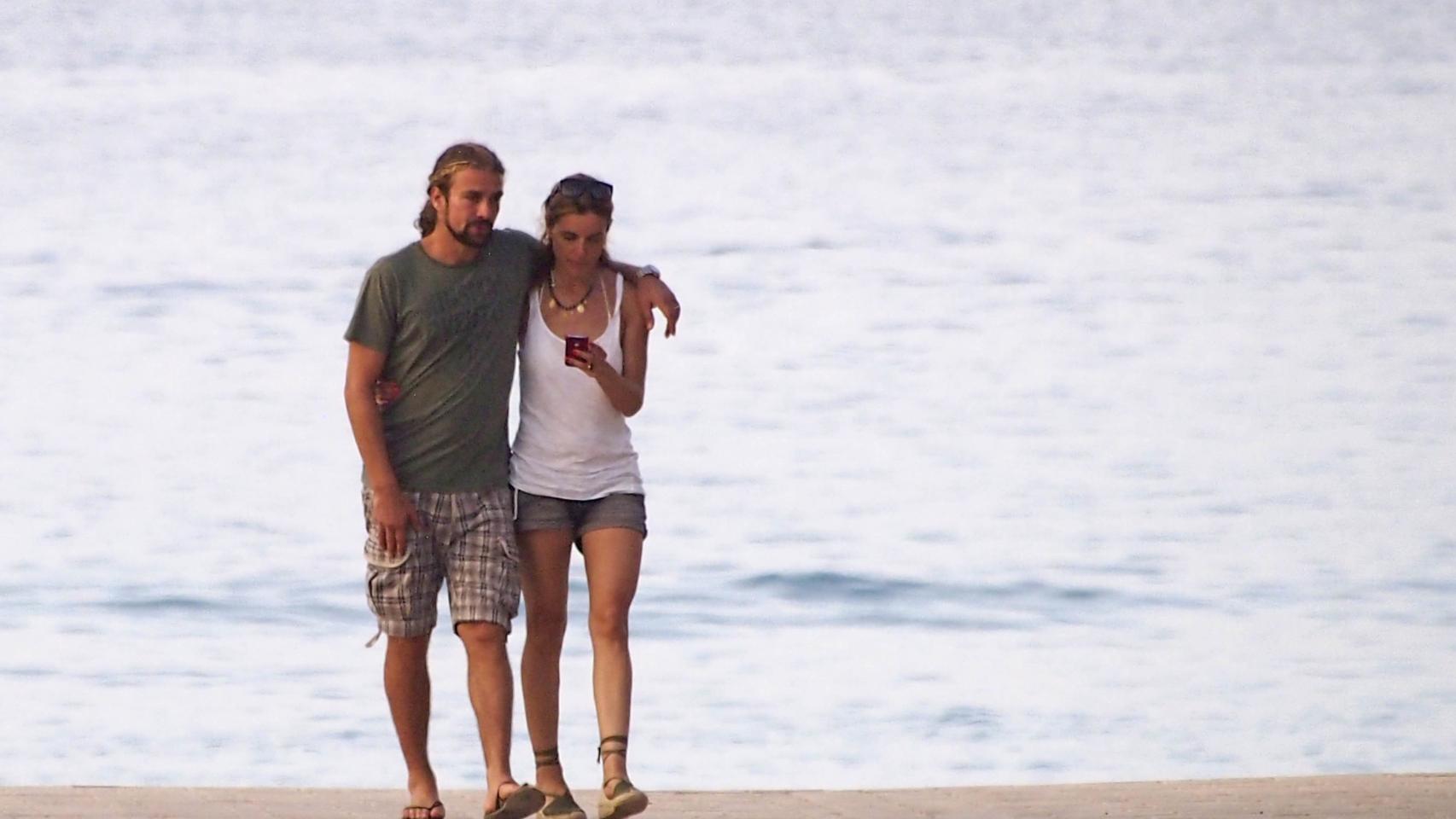 Mario Biondo y Raquel Sánchez Silva paseando por la playa tras su boda.