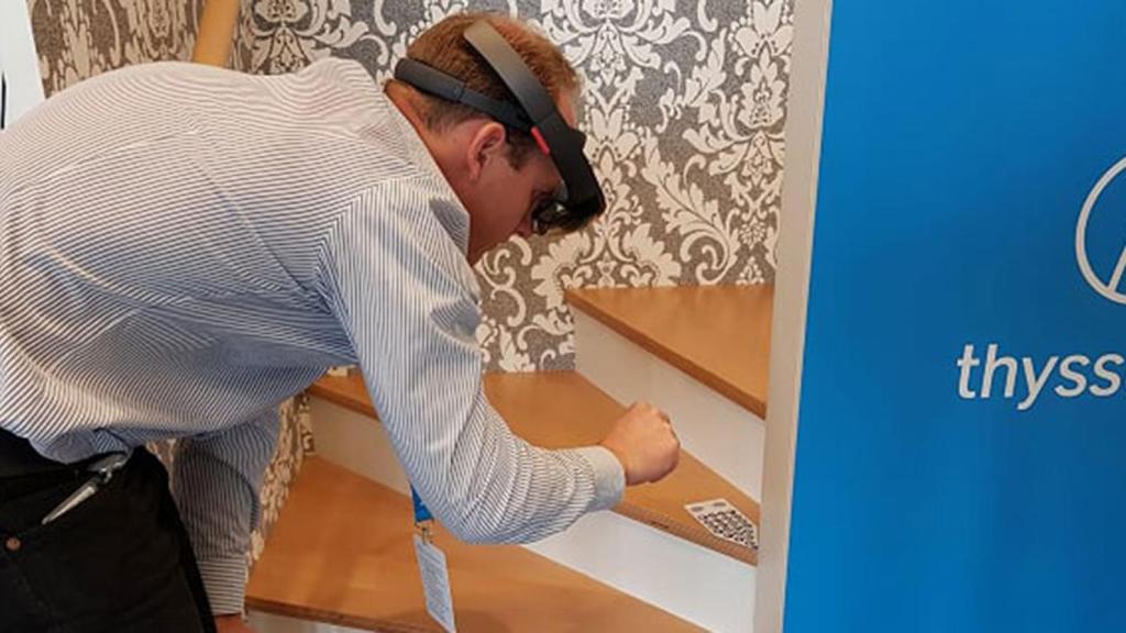 Un técnico de Thyssenkrupp,  prueba la tecnología de realidad mixta en Essen (Alemania).