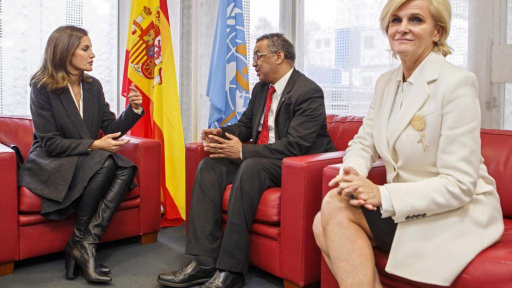 La reina hablando con el político etíope Tedros Adhanom Ghebreyesus.