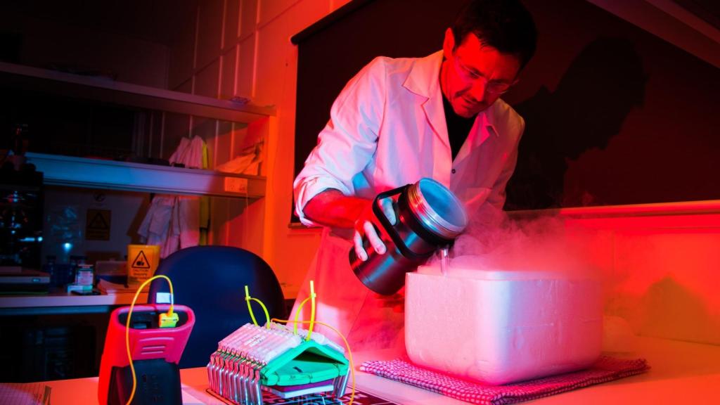 Jonathan Daly, coordinador del estudio, emplea una técnica de criogenización