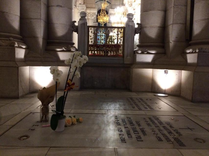 En el nicho familiar de los Franco en La Almudena ya hay flores para el dictador.