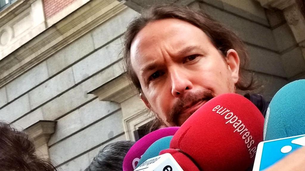 Pablo Iglesias atiende a la prensa en el patio del Congreso.