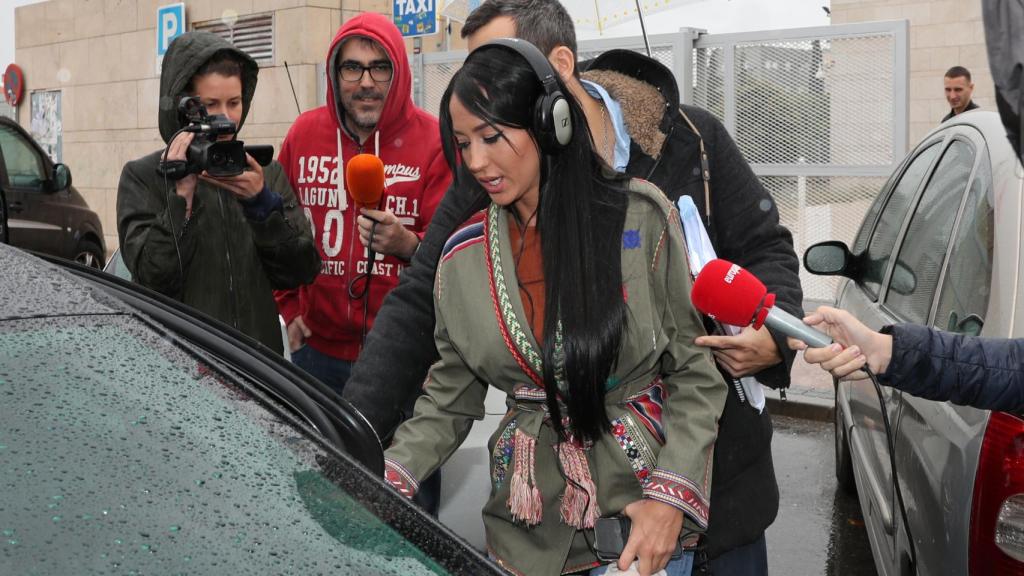 Aurah Ruiz incomunicada ante las preguntas de la prensa.