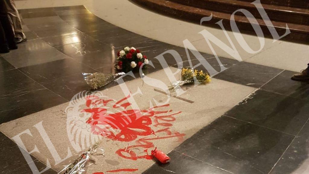 La pintada en la tumba de Franco.