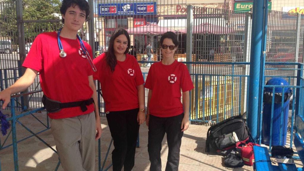 Alberto Ramírez con sus compañeros del proyecto solidario