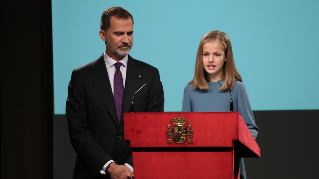Leonor junto a su padre pronunciando sus primeras palabras.