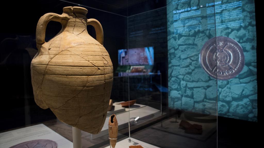 Ánfora para vino del Mediterraneo oriental hallada en Galicia, lo que demuestra las conexiones culturales entre ambos extremos.