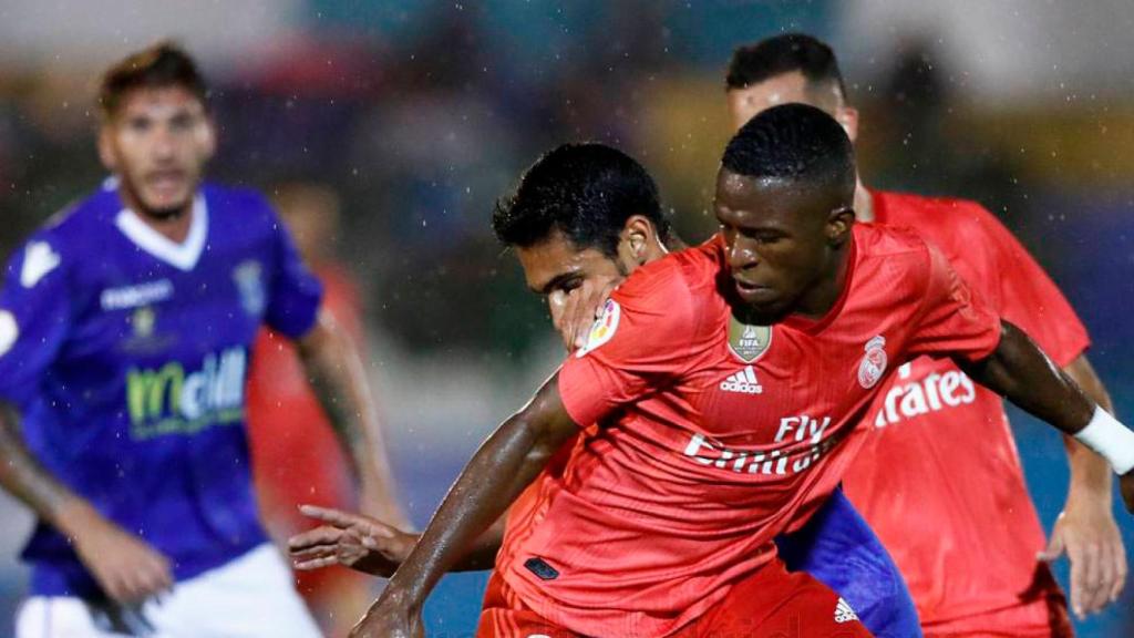 Vinicius controlando un balón entre varios jugadores del Melilla