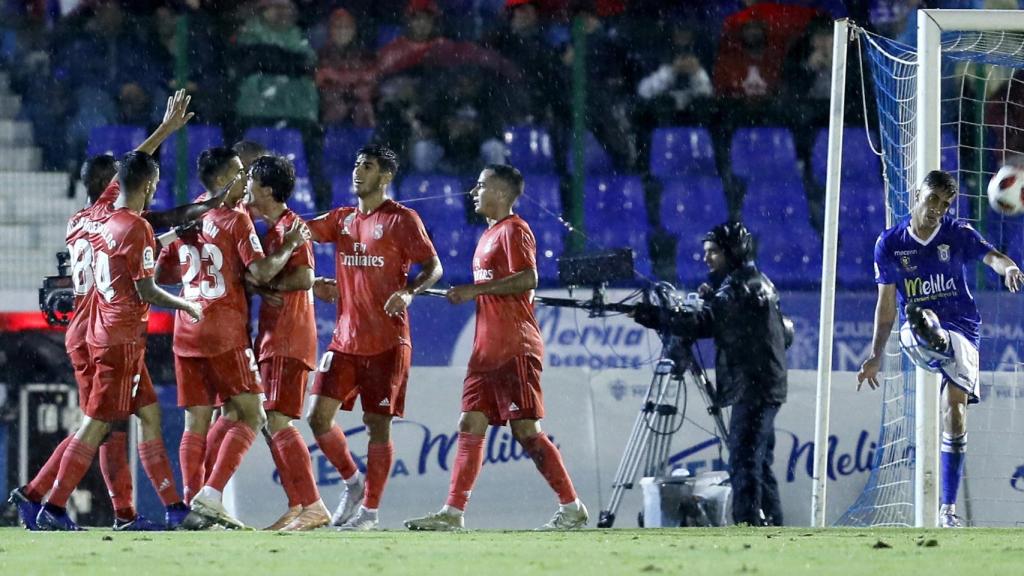 Los jugadores del Real Madrid celebran el primer gol del partido