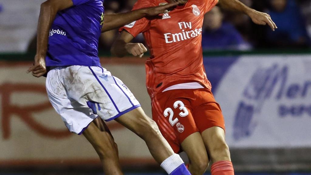 El centrocampista del Melilla Alfonso Martín intenta arrebatar el balón al defensa del Real Madrid Sergio Reguilón