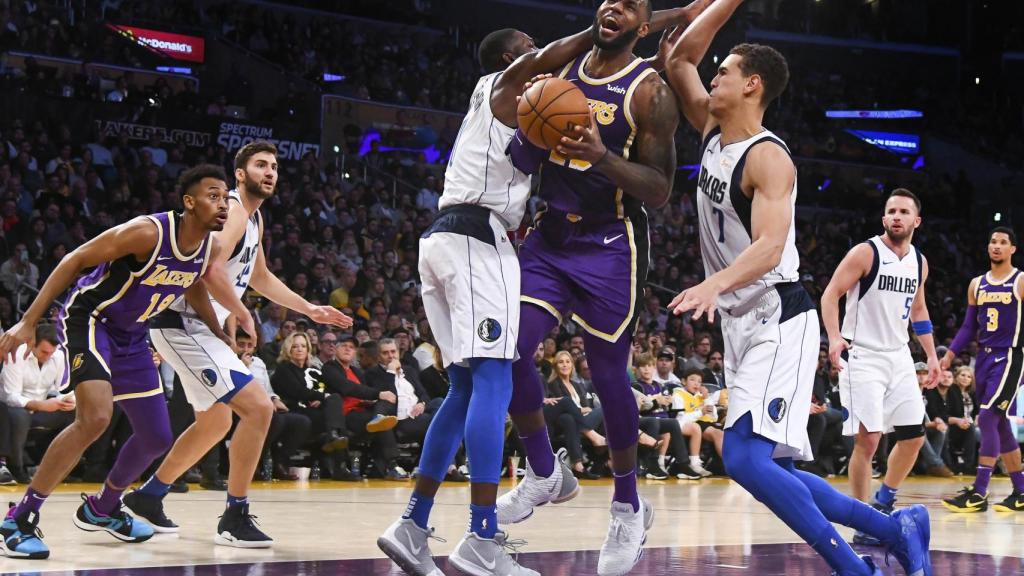 LeBron James, en una penetración a canasta.